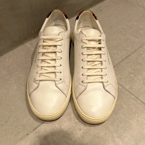 Saint Laurent skor - Tja! Säljer dessa snygga Saint Laurent skorna! De är använda men ändå fortfarande i väldigt bra skick. De är storlek 41 och en halv men passar mer som 42. Bara skorna ingen låda eller dustbags därav priset. Hör av vid frågor!