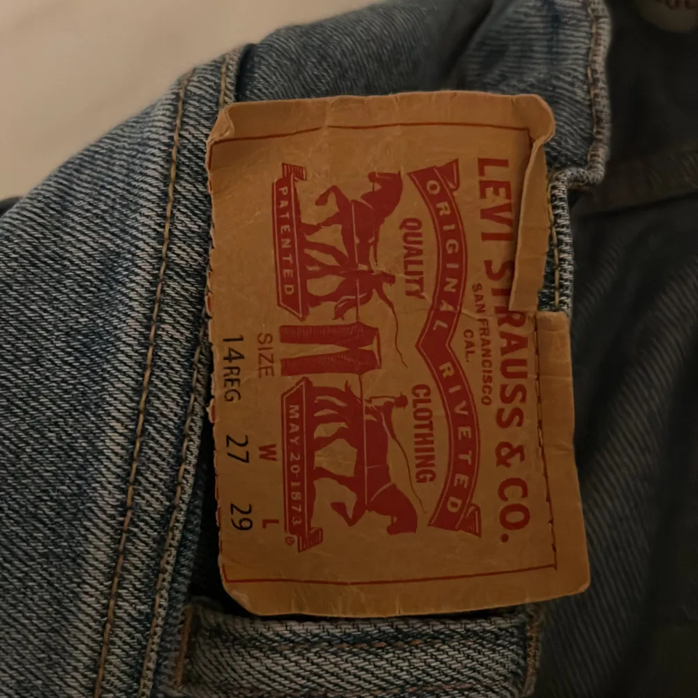 Levis Jeans, etiketten nästan lossnar, behöver sys på om man vill ha kvar den. Annars OK. Jeans & Byxor.