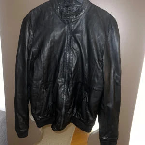 Svart skinnjacka med knäppe  - Märke: minimum  Storlek: L Skick: mycket bra  Säljer pågrund av att jag köpte hem flera olika jackor 