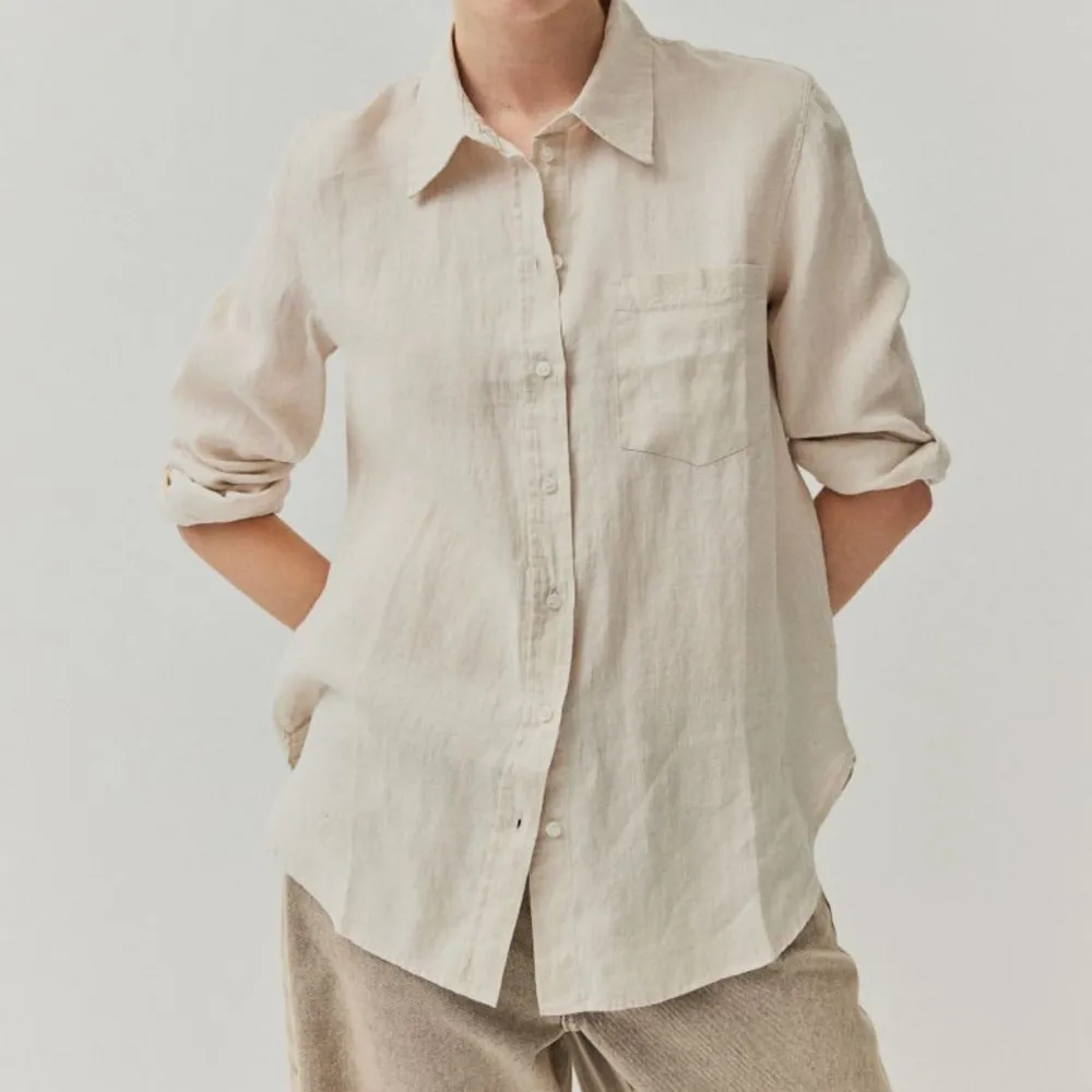 Linen skjorta i beige från H&M, nyskick Aldrig använd Nypris 329kr. Skjortor.