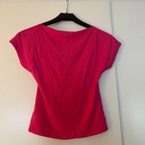 T-shirt  - T-shirt med öppen rygg i mycket gott skick då den aldrig är använd 