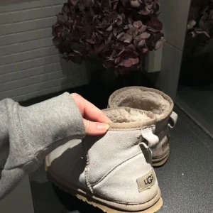 Uggs storlek 38 - Säljer lika jättefina beiga uggs i storlek 38 ! Fint skick , men kommer tyvärr inte till andvändning💋Pris kan diskuteras ! 