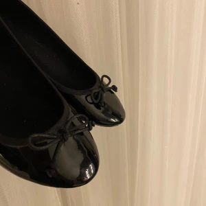 Ballerina skor - Ett par ballerina skor från daisy ❤️ köpt på Plick och säljer då dom va för stora för mig 