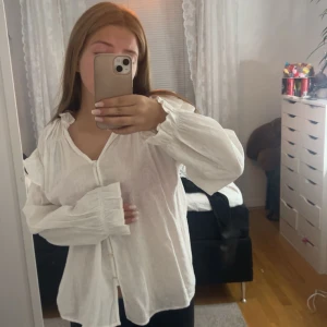 Vit blus från H&M - Säljer en superfin vit blus från H&M. Den har långa ärmar med volangdetaljer vid ärmsluten och en söt v-ringning. Perfekt för både vardag och fest! Aldrig använd 💫