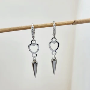 Handgjorda örhängen - Handgjorda örhängen●Följ :@ekjewelryofficial🤲 ● 💎Material- 100% rostfritt stål ●Örhängeskrokar -rostfritt stål och kristall. Nickel fri. Längd -4,5cm. Vattentåliga, ändrar inte färgen! 