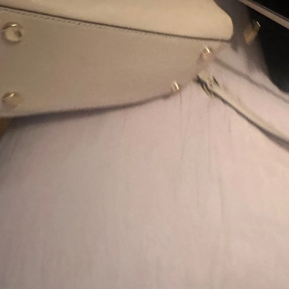 Ny väska från Michael kors i väldigt fin i mjuk rosa. Storlek: längd 30 cm, hög 21 cm, har två handtag samt rem! . Laukut & Käsilaukut.