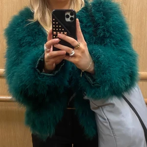 Super snygg grön pälsjacka  - !skriv innan du vill köpa! Så snygg pälsa jacka i jätte fin grön färg, tycker den är så fin men den kommer inte till användning tyvärr😔🩷