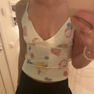 Somrigt linne - Super gulligt somrigt linne med frukter på🌼