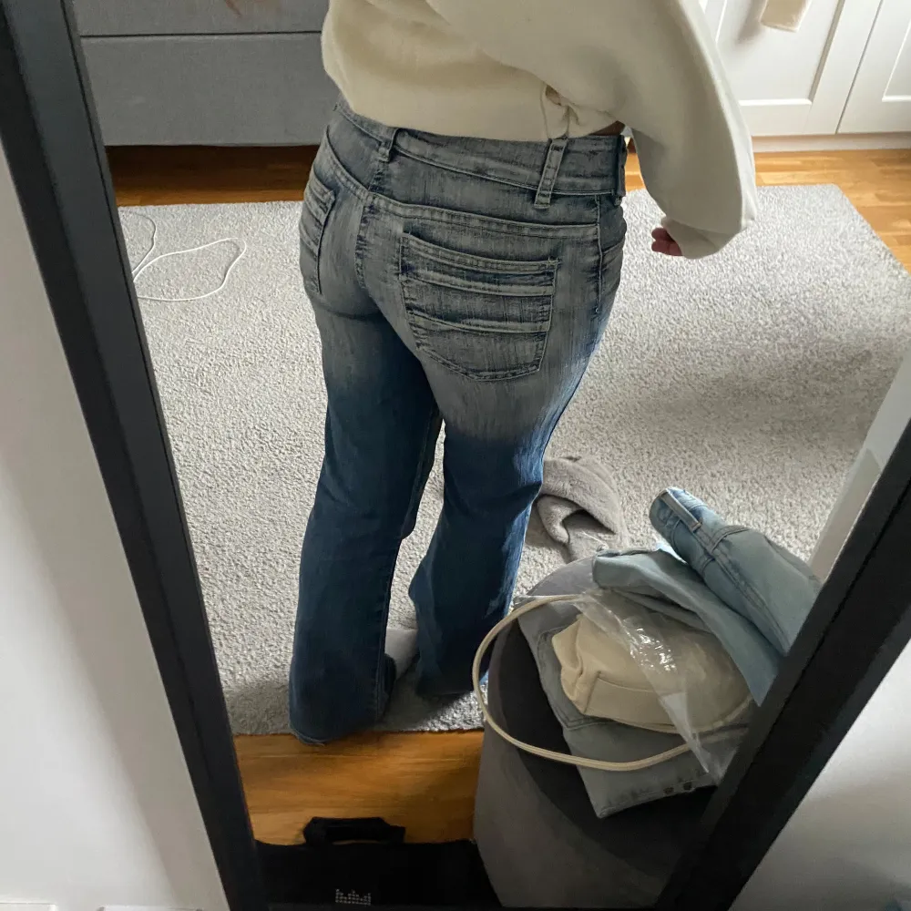 Suupersnygga jeans köpa på Plick!! Jättecooltvätt och inga defekter som syns. Skriv för mått eller andra frågor annars är det bara o trycka på köp nu ❤️❤️❤️. Jeans & Byxor.