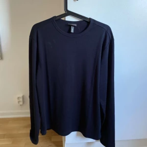 skön hoodie - säljer denna sweatshirt då den va lite för stor när jag köpte den. den är i storlek m och är använd en gång. köpte den för 230 kr, men tänker mig 200 kr, priset kan dock sänkas vid snabb affär!