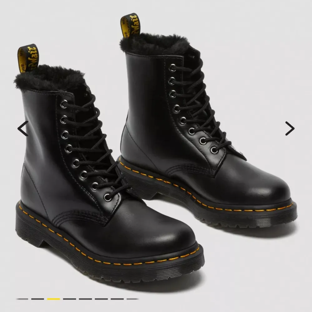 Säljer tyvärr mina Dr.Martens (modell 1460 Serena) då de är för små! Jättemysig fodring gör dem perfekta till höst och vinter! I bra skick med tecken på använding (framgår i bilderna), sparsamt använda under 1 höst/vinter. Nypris 2200. Dma för frågor. Skor.