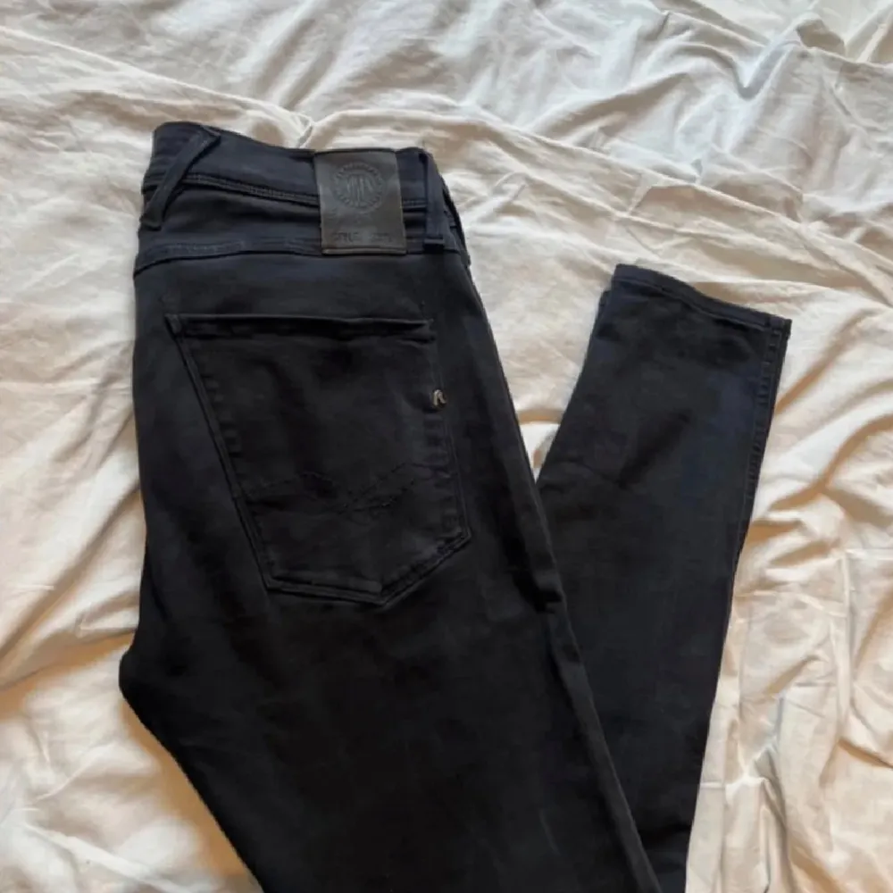 Replay anbass hyperflex jeans. Bra skick. Riktigt snygga. Kan gå ner i pris vid snabb köp. Skriv ifall du har nån fråga. Jeans & Byxor.