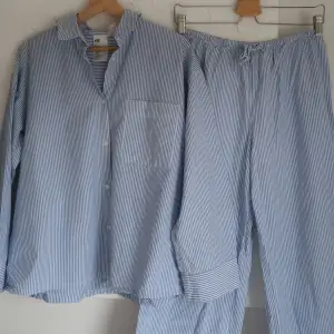 Pyjamas skjorta från H&M, byxorna följer med gratis. Storlek s💗byxorna är också storlek s, de är lowwasit och långa i benen. 