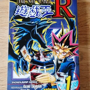 Yu-Gi-Oh! R mangabok volym 1 - Volym 1 på engelska ur mangaserien Yu-Gi-Oh! R, läst men i bra skick. Det är bara att ta kontakt vid frågor eller om man är intresserad av att köpa^^