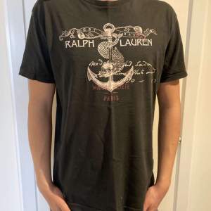 Tja säljer min snygga Ralphlauren t shirt som inte säljs längre , den är i storlek S och modellen är ca 178 och väger 60kg. Hör av er vid frågor eller funderingar😁