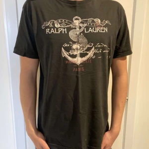 Ralph lauren vintage t shirt - Tja säljer min snygga Ralphlauren t shirt som inte säljs längre , den är i storlek S och modellen är ca 178 och väger 60kg. Hör av er vid frågor eller funderingar😁