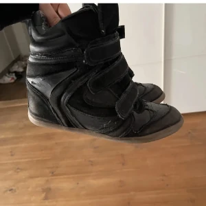 Isabel marant skor - Väl anvädna och de är därför dom är billigt , även ena spännet är löst. Nypris 6000 (äldre modellen) 