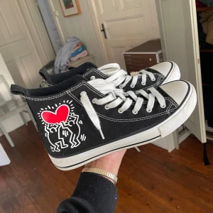 Converse likande skor  - Aldrig använda! Nya! Köparen står för frakt 📦 keith haring tryck på 