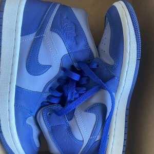 Jordan air mid deep royal blue  - köpt för 2200kr 9/10 skick pris går självklart att diskuteras 😊