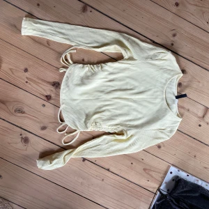 Långärmad gul tröja med snörning i sidan - Jättefin, aldrig använd, stl M