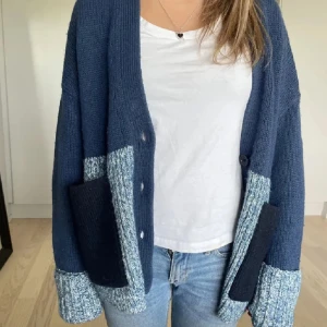 Stickad kofta - Superfin stickad kofta från COS♥️♥️nopprig men går lätt att ta bort