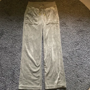 Äkta gröna juciy byxor. - Dem är i bra skick förutom att sömmen  nere vid byxkanten har lossnat lite, går och fixa. Snörena är oxå lite halvt slitna men de syns typ inte, storlek XXS men dem är uppsydda en liten bit oxå,  pris kan diskuteras! 