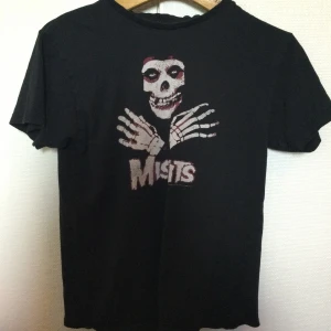 Misfits T-shirt  - Misfits tröja i bra skick. Storlek M men passar mer som S. Skriv om du vill ha fler bilder eller har några frågor <3