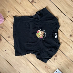 Magtröja med tryck - Jättefin med ett tryck över bröstet, aldrig använd, stl M