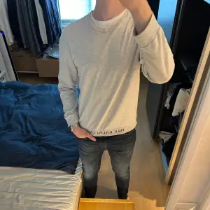 | Riktigt snygg och unik tröja från Ralph Lauren | | Modellen är 187 cm, 83 kg | | Tröjan är i nyskick, inga tecken på användning | | Går ej att köpa ny längre | | Vid ytterligare intresse - Dm 👑😁|