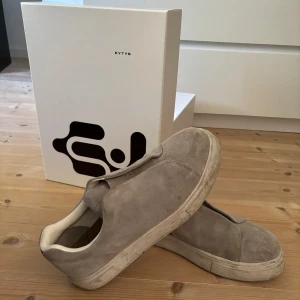 Eytys doja sneakers - Säljer mina eytys som är sparsamt använda. Storlek, 45. Färg, grå.