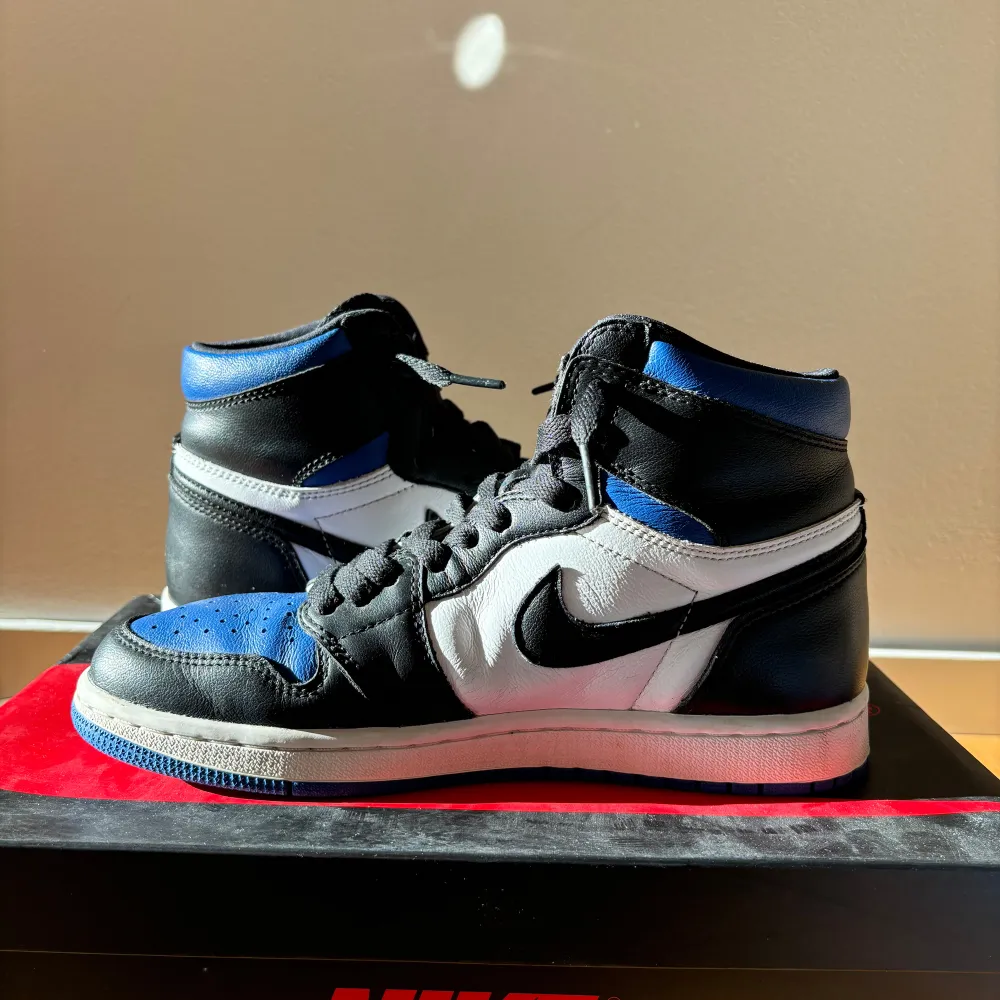 Jag säljer ett par sparsamt använda Jordan 1 High ’Royal toe’ då jag vill köpa ett nytt par skor. Skorna är i väldigt bra skick och har inga defekter. Box följer med. Skriv till mig vid frågor eller fler bilder. . Skor.