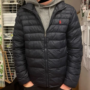 Ralph lauren jacka - Riktigt fet ralph lauren jacka. Den är i perfekt skick 10/10 precis som ny. Köpt på zalando för strax under 4000. Den är blå och i storlek S, passar mig som är 182 cm och 70 kg helt perfekt. Priset är diskuterbart.