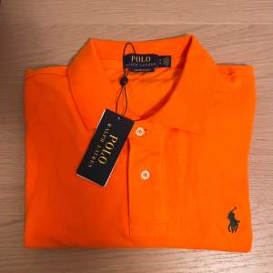 Orange ralph lauren piké. Skick 10/10 aldrig använd Storlek M