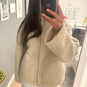 Teddy Jacka❤️‍🔥 - Säljer nu min snygga eftertraktade Teddy jacka från h&m!! Perfekt nu till hösten! Är i strl M men passar mig väldigt bra som oftast är en S🥰