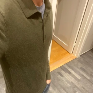 Olivgrön pikétröja från Uniqlo - Säljer en stickad tröja från uniqlo. Jag som är på bilden är 183 och väger 64 kilo. Är knappt använd skulle säga 9/10 i skick. 