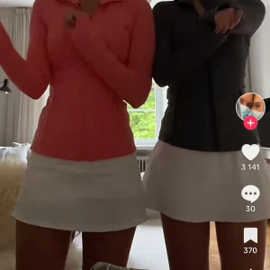 Lululemon kjol - Säljer en så sjukt najs vit kjol från Lululemon. Så fin och bra skick, man ser också så brun ut😍😍 Storlek 6 vilket jag tror motsvarar storlek S. Köpte för 800kr från Lululemon butiken och säljer nu för 500kr pga att jag inte använder den💕🤍