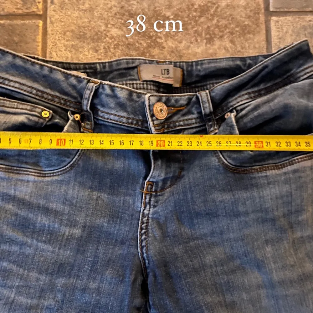 Jätte snygga lågmidjade jeans från ltb i st 28/32! Är i fint skick förutom att de är lite slitna längst ner (sista bilden). Måtten finns i bilderna men kom privat ifall ni undrar något!😊. Jeans & Byxor.