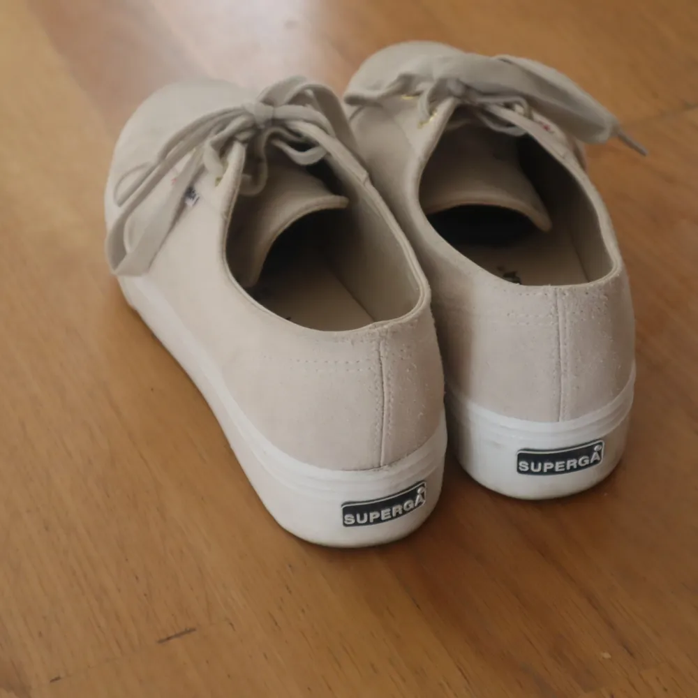 Nya superga sneakers i platåmodell, använda några få gånger. Storlek 37.. Skor.