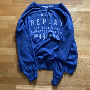 Blå replay tröja - En skit snygg tröja nu för hösten!🍂 den har inga defekter som man kan se på bilderna och är såklart äkta!🔥den är storlek xxl men jag skulle säga att den är xl!✌️ (Priset går att diskuteras vid en snabb affär)⚜️