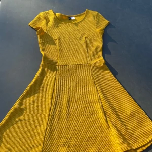 Gul klänning  - Gul/orange klänning, bra slicka☀️💗