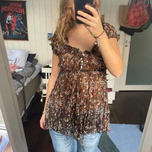 Brun blommig blus - Jättefin blus⭐️