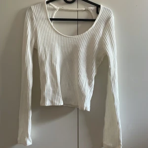 Stradivarius tröja  - Super fin tröja från Stradivarius med öppen rygg men säljer pga att den inte kommer till andvändning💓pris kan diskuteras 