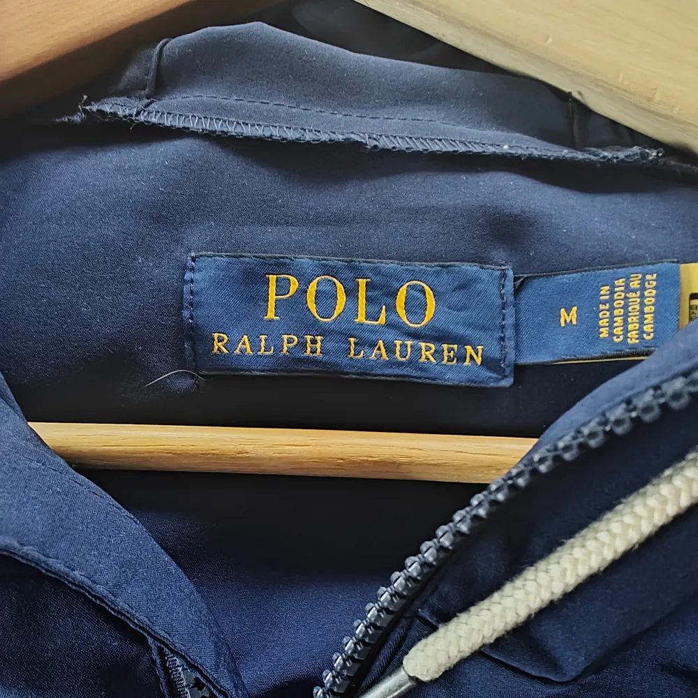 Säljer denna skitsnygga windbreaker jacka från Ralph Lauren, perfekt nu till hösten/våren. Har sällan använt den eftersom den var lite för stor. Köpt på plick så har ej kvitto.. Jackor.