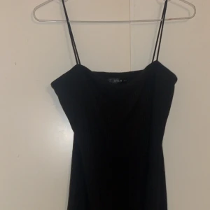 Tight svart klänning  - Använd ett fåtal gånger, normal i storleken 