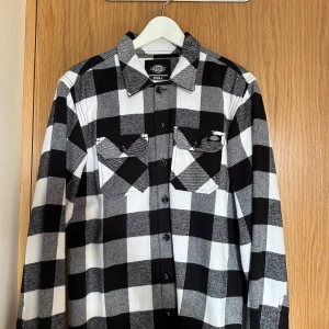 Skjorta DICKIES - Svart och vit skjorta från DICKIES. Storlek S. Använd men väldigt bra skick.