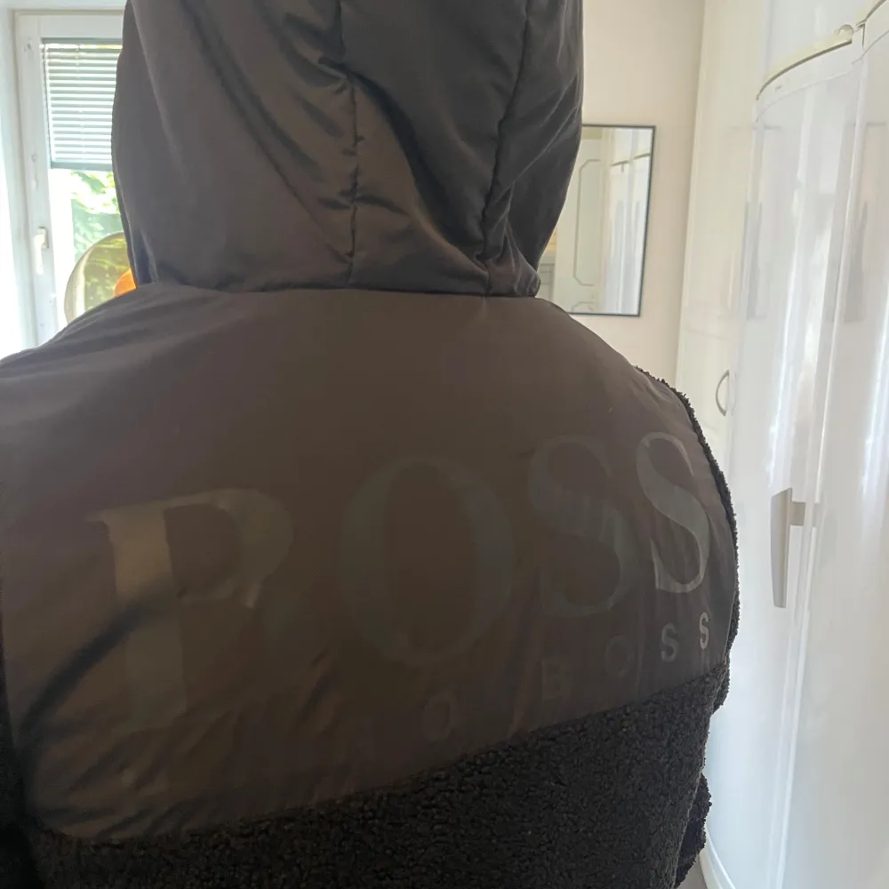 En tjockare tröja från boss i strl M,. Hoodies.