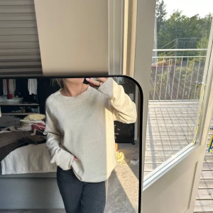 Stickad tröja VERO MODA - Synligt använd men fin och mysig tröja från Vero Moda i storlek L (skulle säga att den är som en S/M dock). Hör av er för frågor!!!