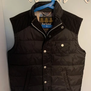 Barbour väst  - Riktigt fin väst i som är i 10/10 skick! Det ända är att ett namn är skriver inuti västen som man ser på bilden. Tveka inte att skriva!💯🔥 pris kan diskuteras 🥰