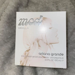 Ariana grande- mod vanilla - 100 ml. Bara jätte lite använd, köpte den förra veckan (iaf 90 ml kvar). Påriktigt så fräsch och krämig vanilj perfym. Priset diskuterbart 