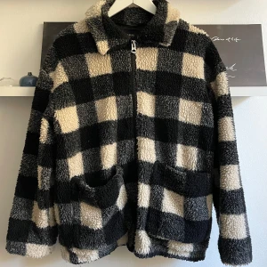 Teddyjacka - Mysig höstjacka som ej kommer till användning längre